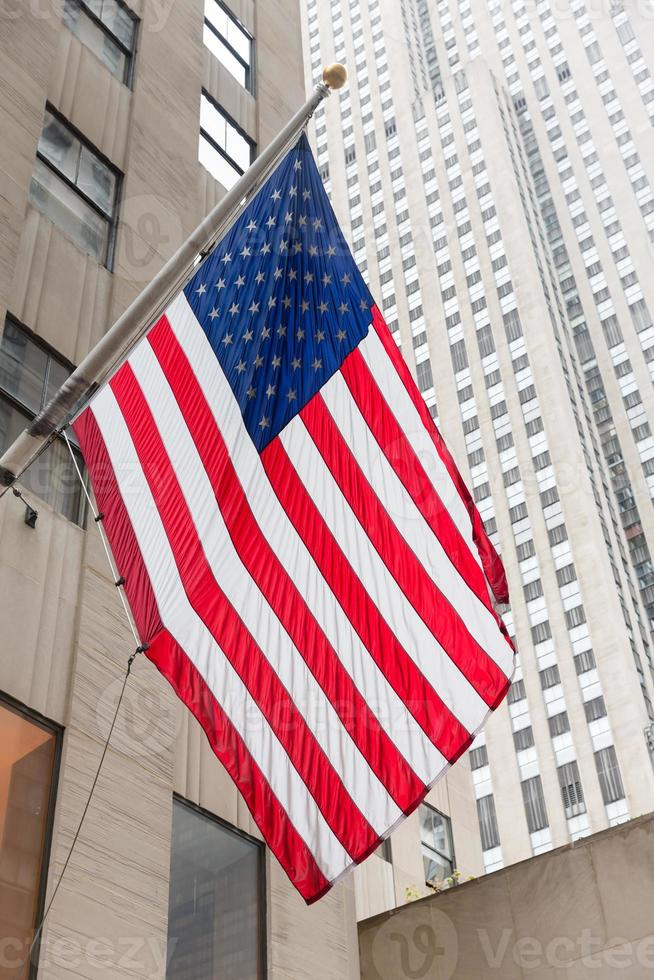 americano bandiera su il rockefeller centro foto