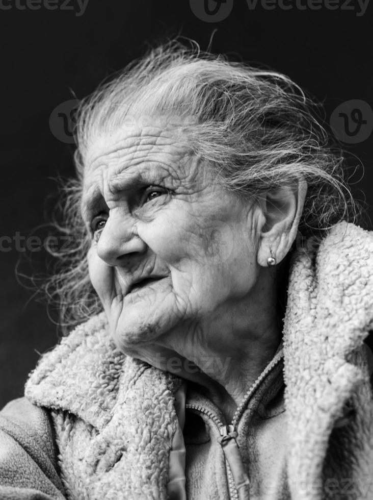 molto vecchio e stanco rugosa donna all'aperto foto