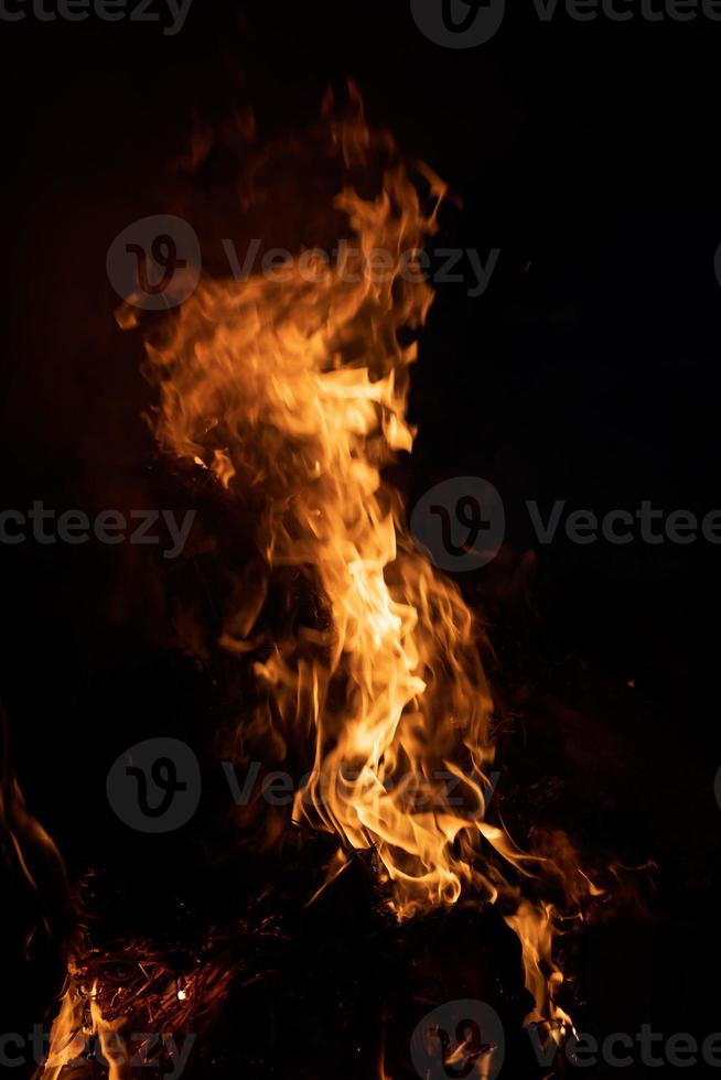 fiamme di fuoco su sfondo nero foto