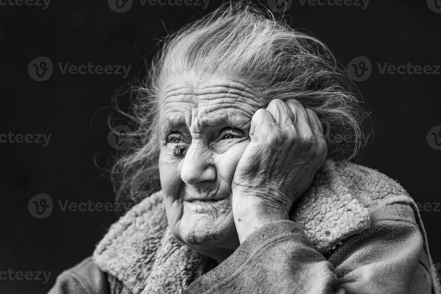 molto vecchio e stanco rugosa donna all'aperto foto
