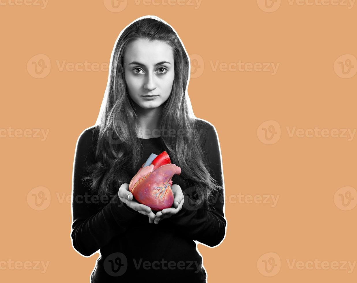 giovane donna con un' cuore foto