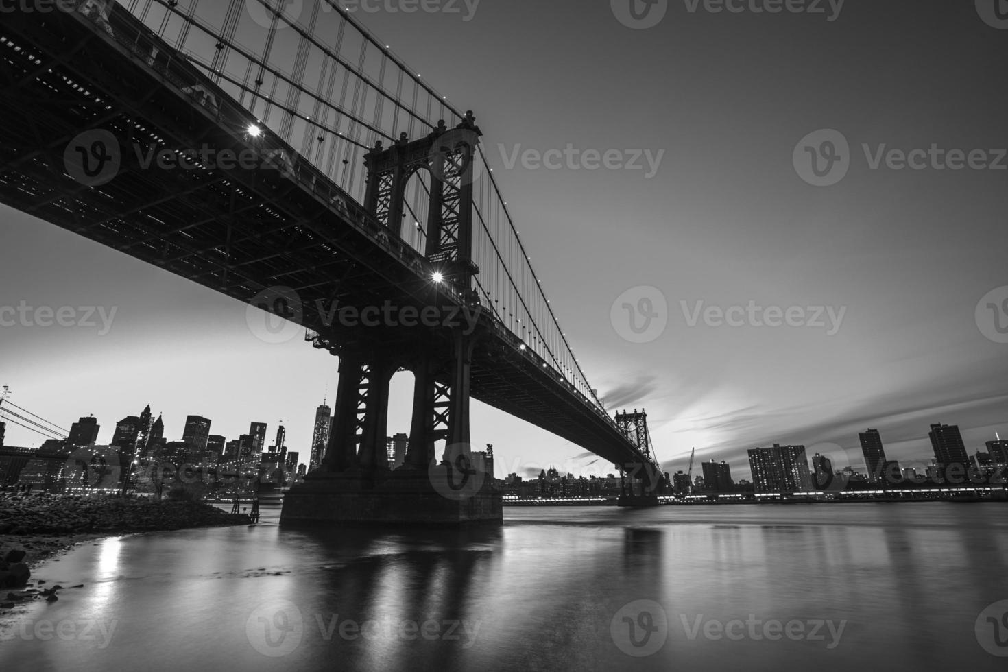 Manhattan Bridge di notte foto