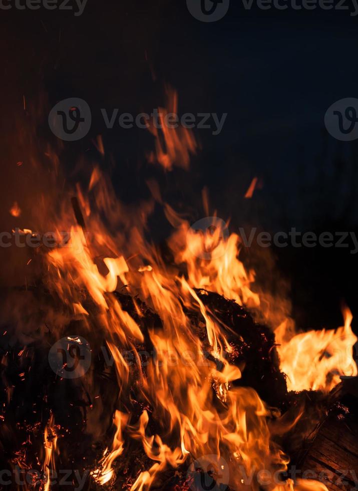 fiamme di falò a notte foto