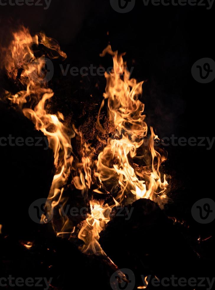 fiamme di fuoco su sfondo nero foto