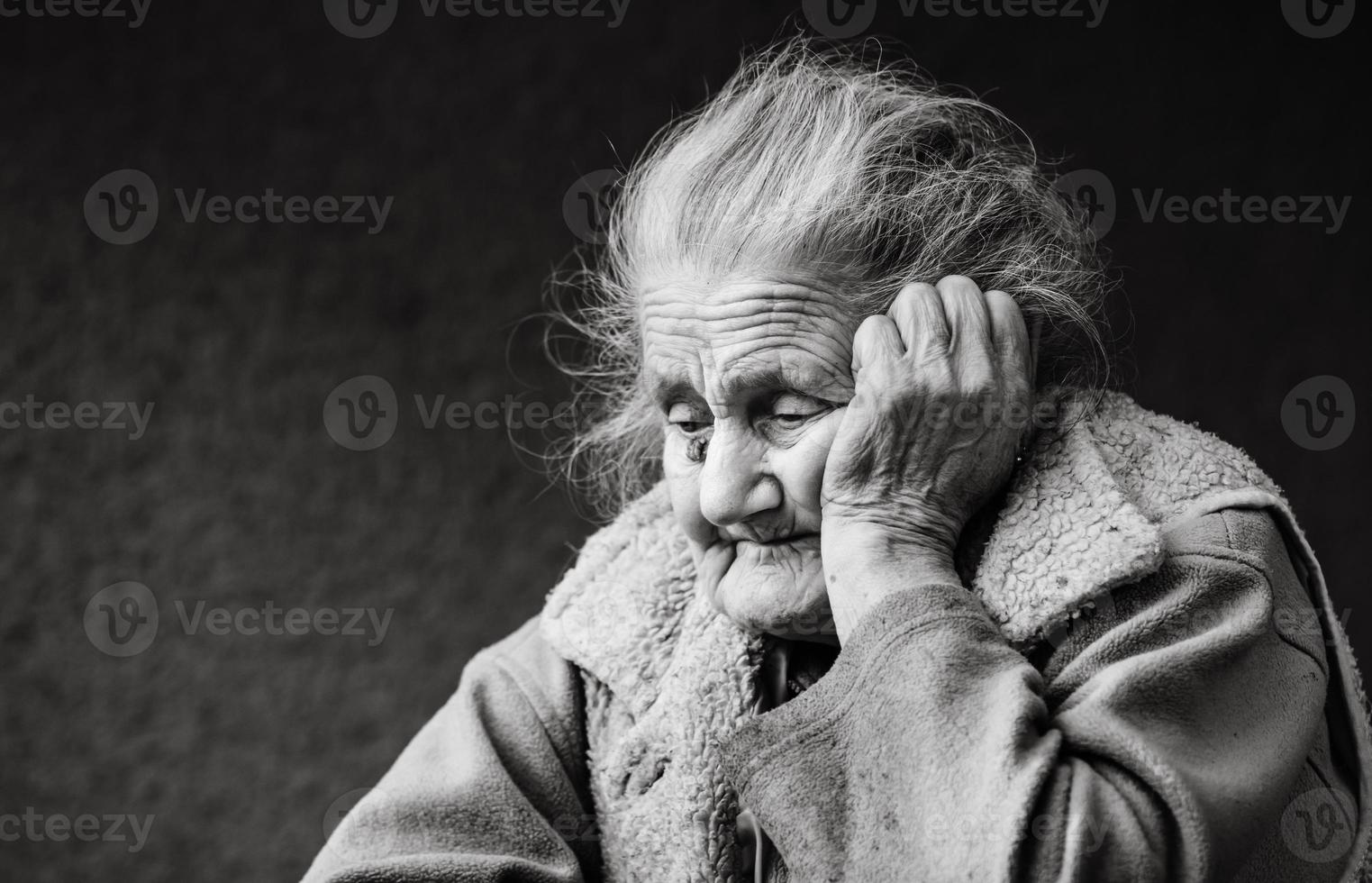 molto vecchio e stanco rugosa donna all'aperto foto