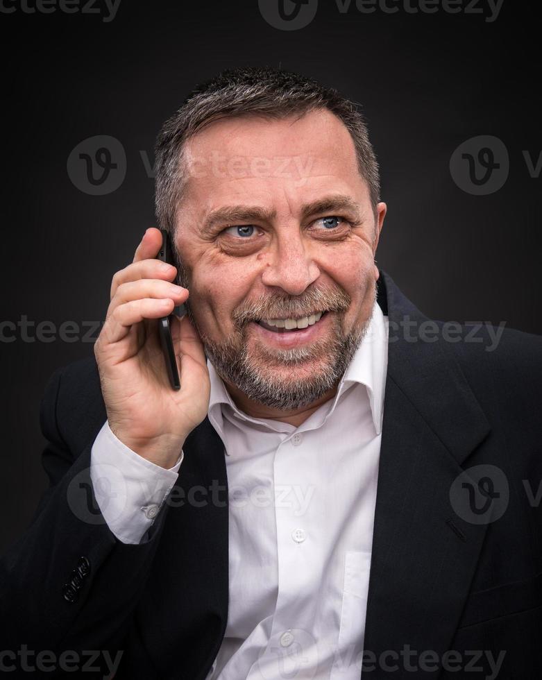 uomo d'affari parla su un' mobile Telefono foto