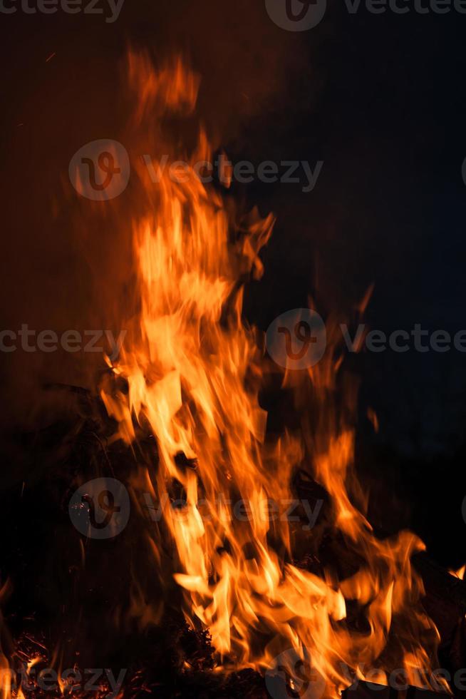 fiamme di falò a notte foto