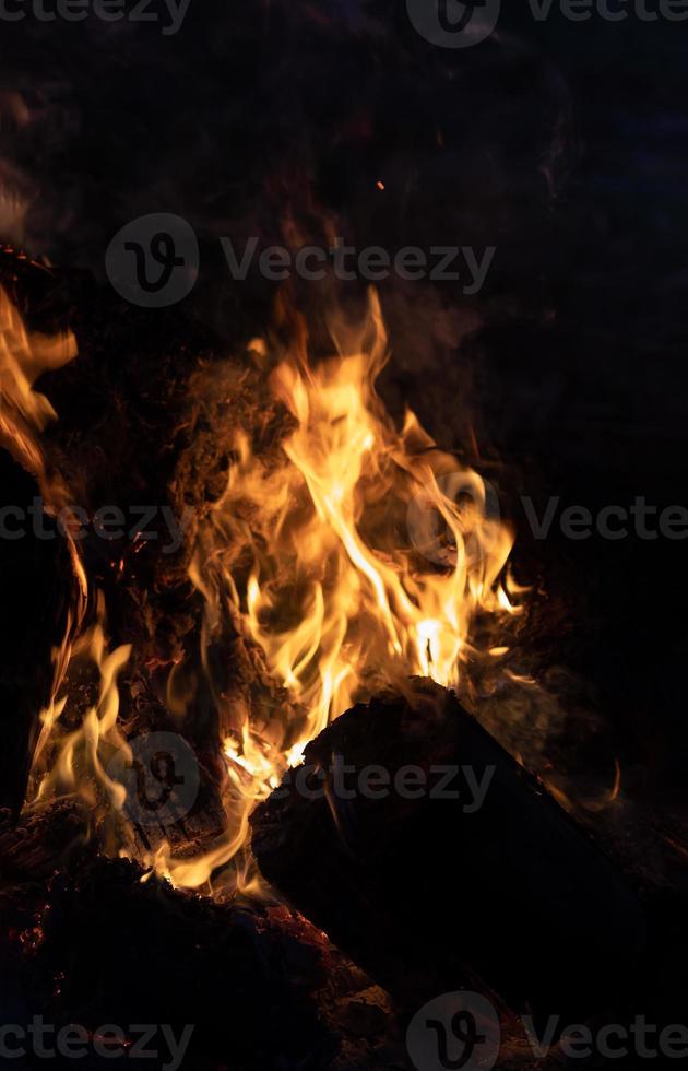 fiamme di fuoco su sfondo nero foto