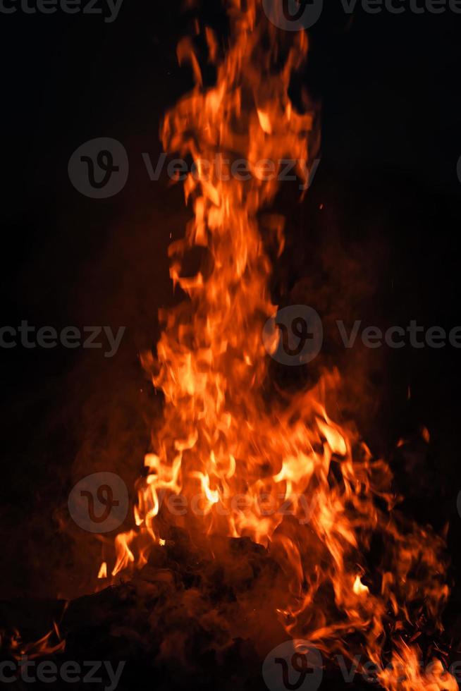 fiamme di falò a notte foto