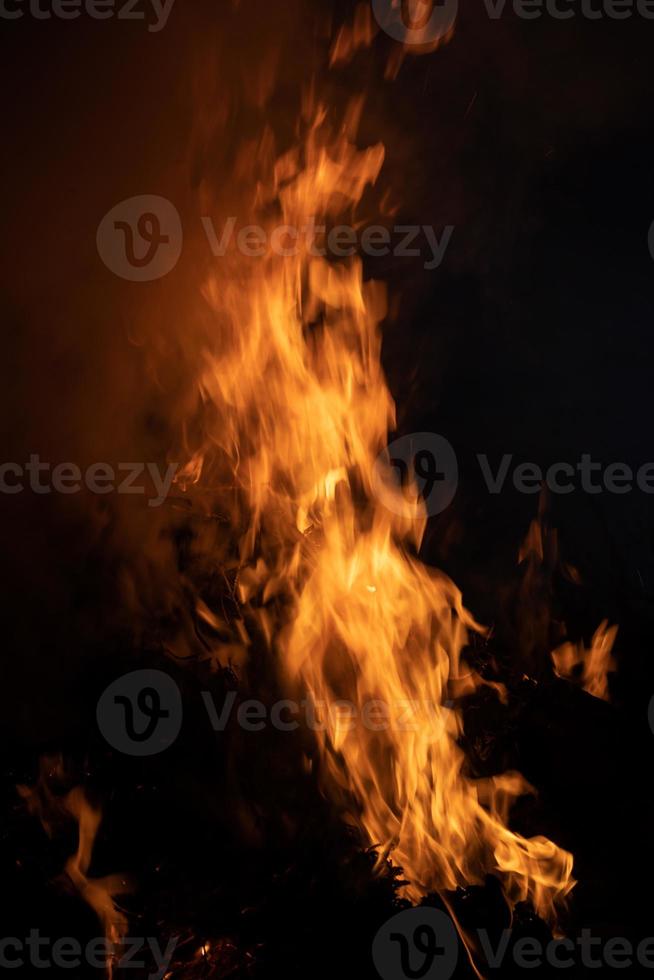 fiamme di fuoco su sfondo nero foto