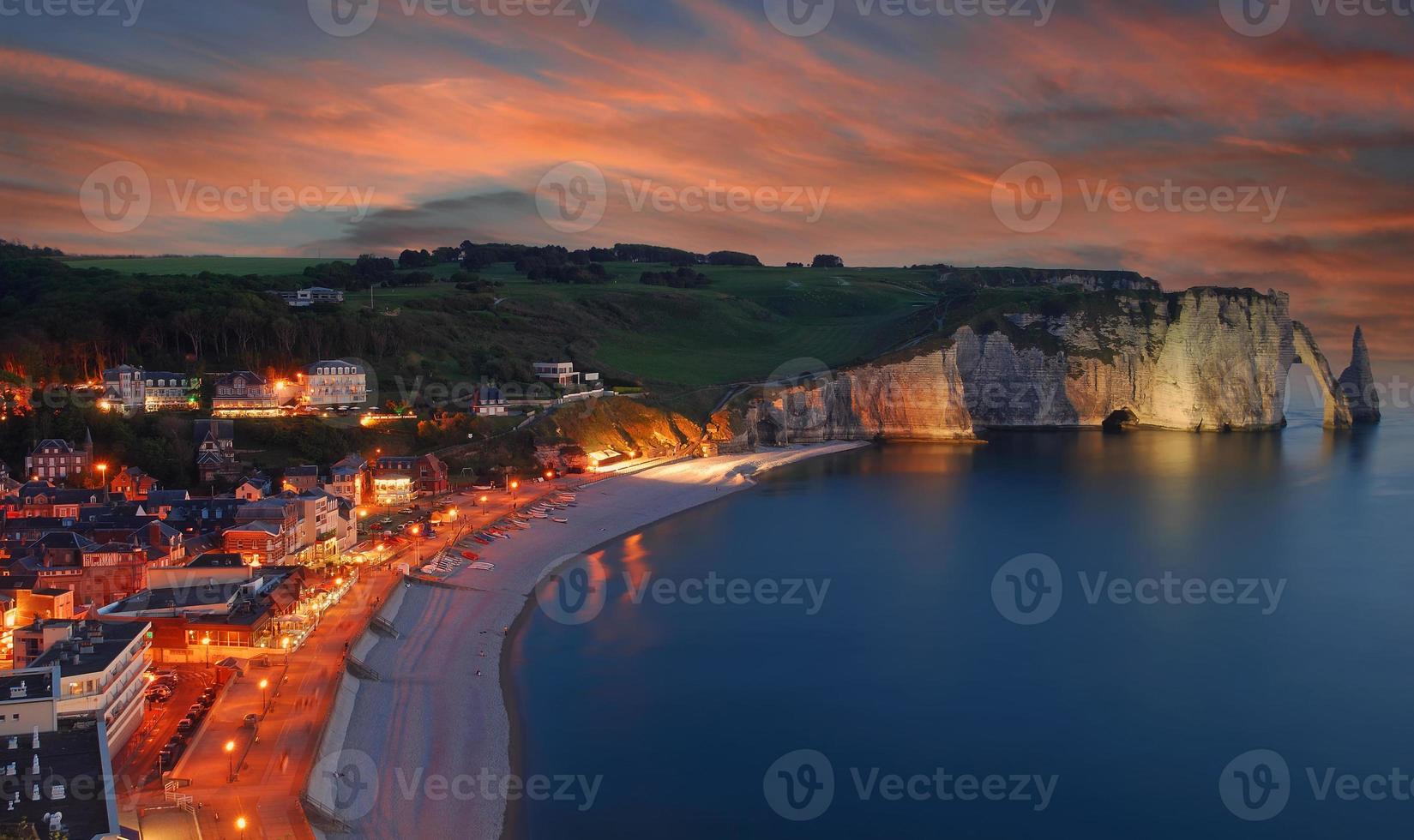 spiaggia e villaggio di etretat a notte nel Normandia, Francia foto