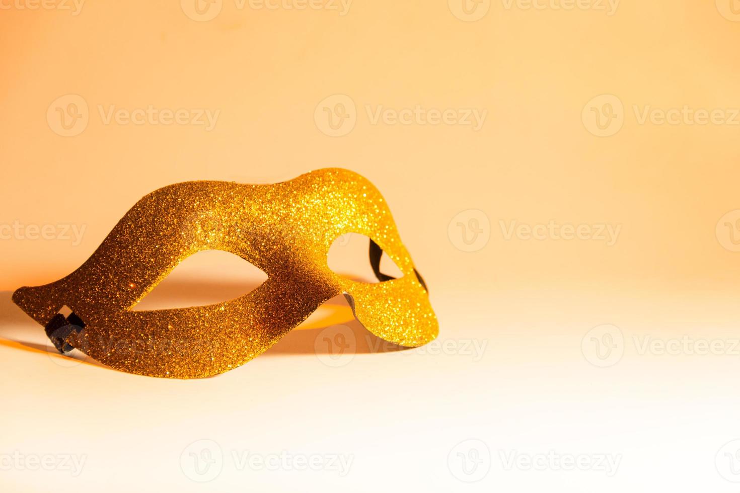 d'oro maschera con luccichio, simbolo di carnevale foto