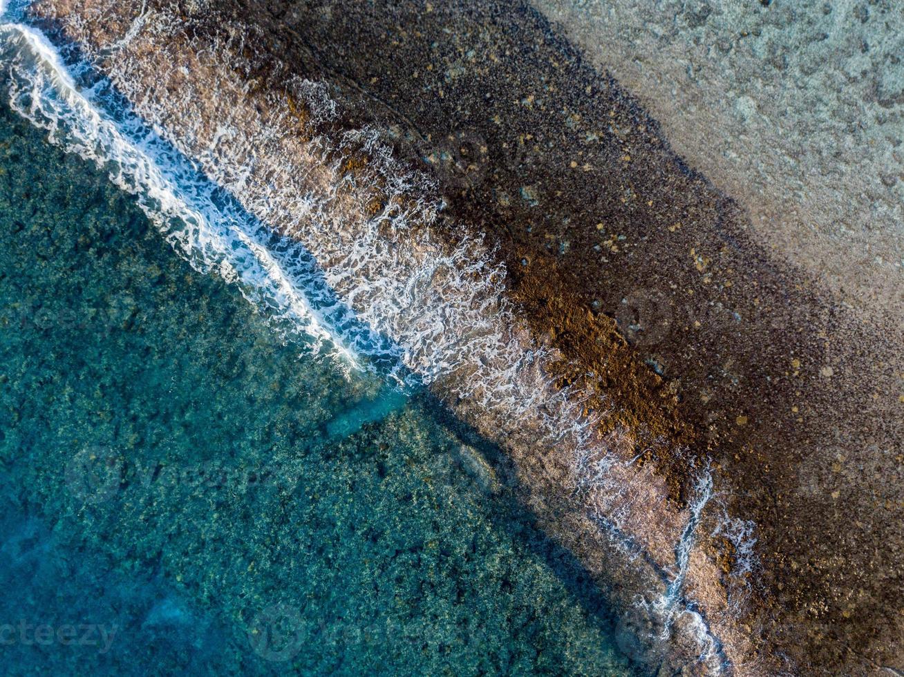 aereo Visualizza di onde su scogliera di polinesia cucinare isole foto