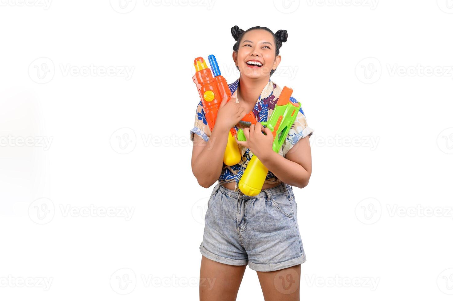 ritratto smiley donna nel Songkran Festival con acqua pistola foto