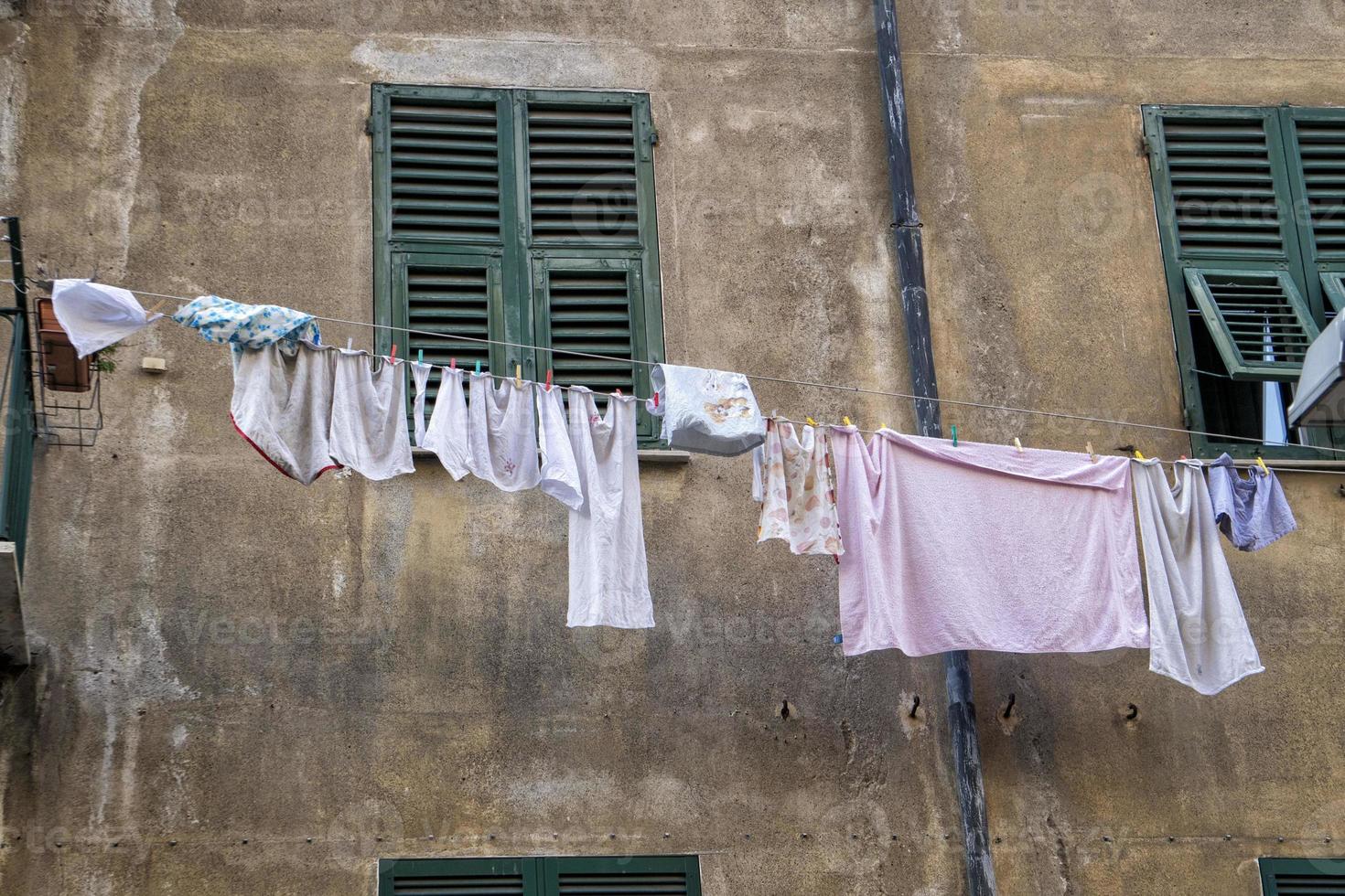 Abiti sospeso al di fuori Casa essiccazione per il sole foto