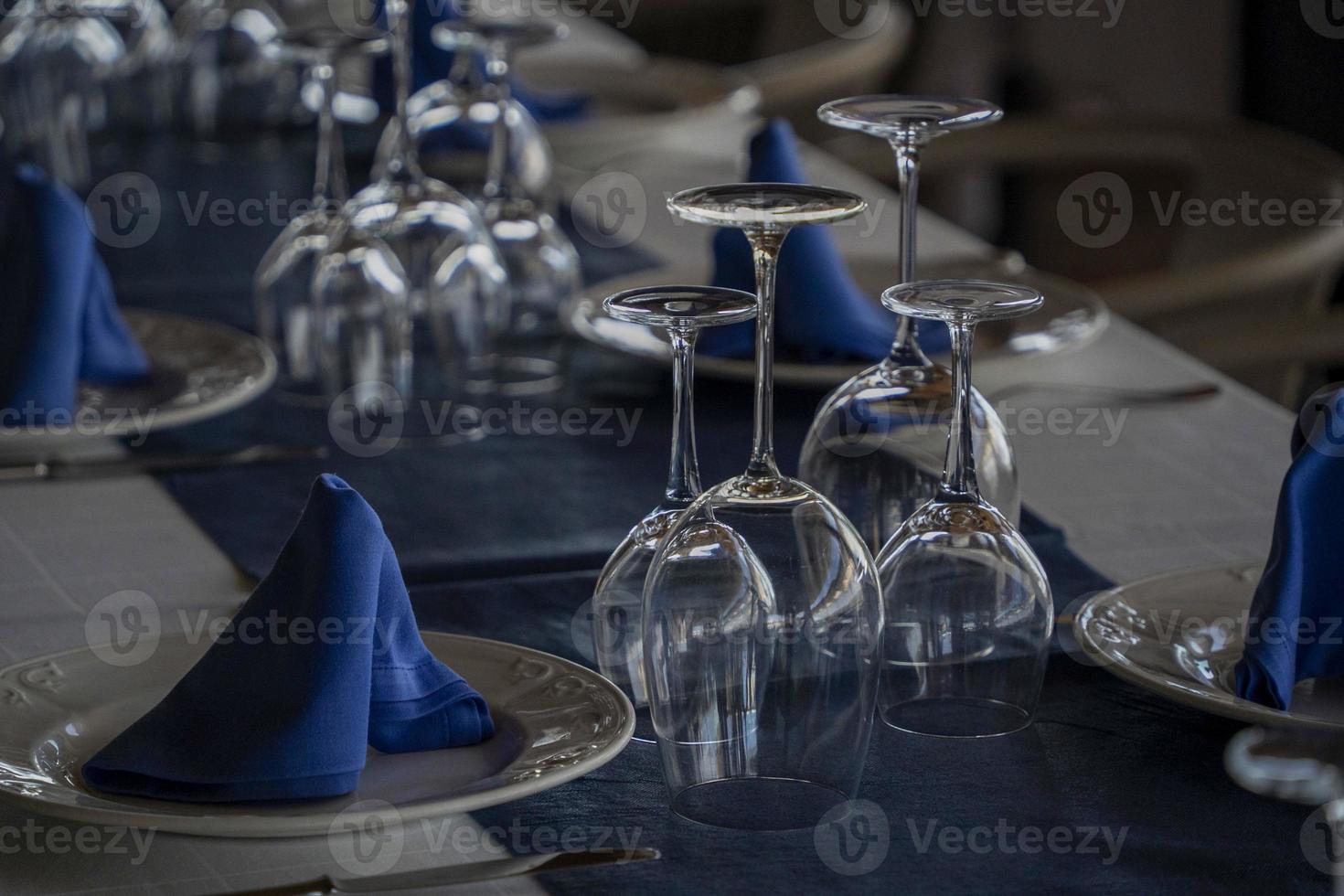 blu e bianca laden tavolo foto