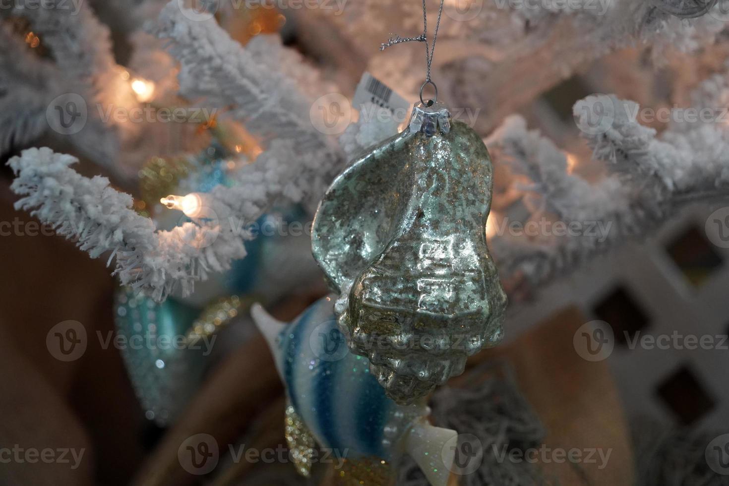 Natale albero conchiglia e marino vita per vendita nel un' negozio foto