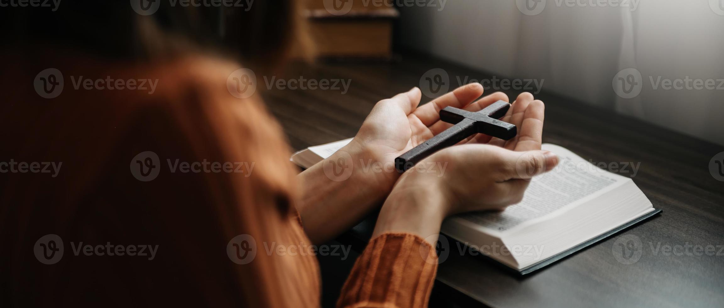 donna seduta e studiando il scritture.il di legno attraversare nel il mani. cristiano formazione scolastica concetti il santo scritture Aperto foto