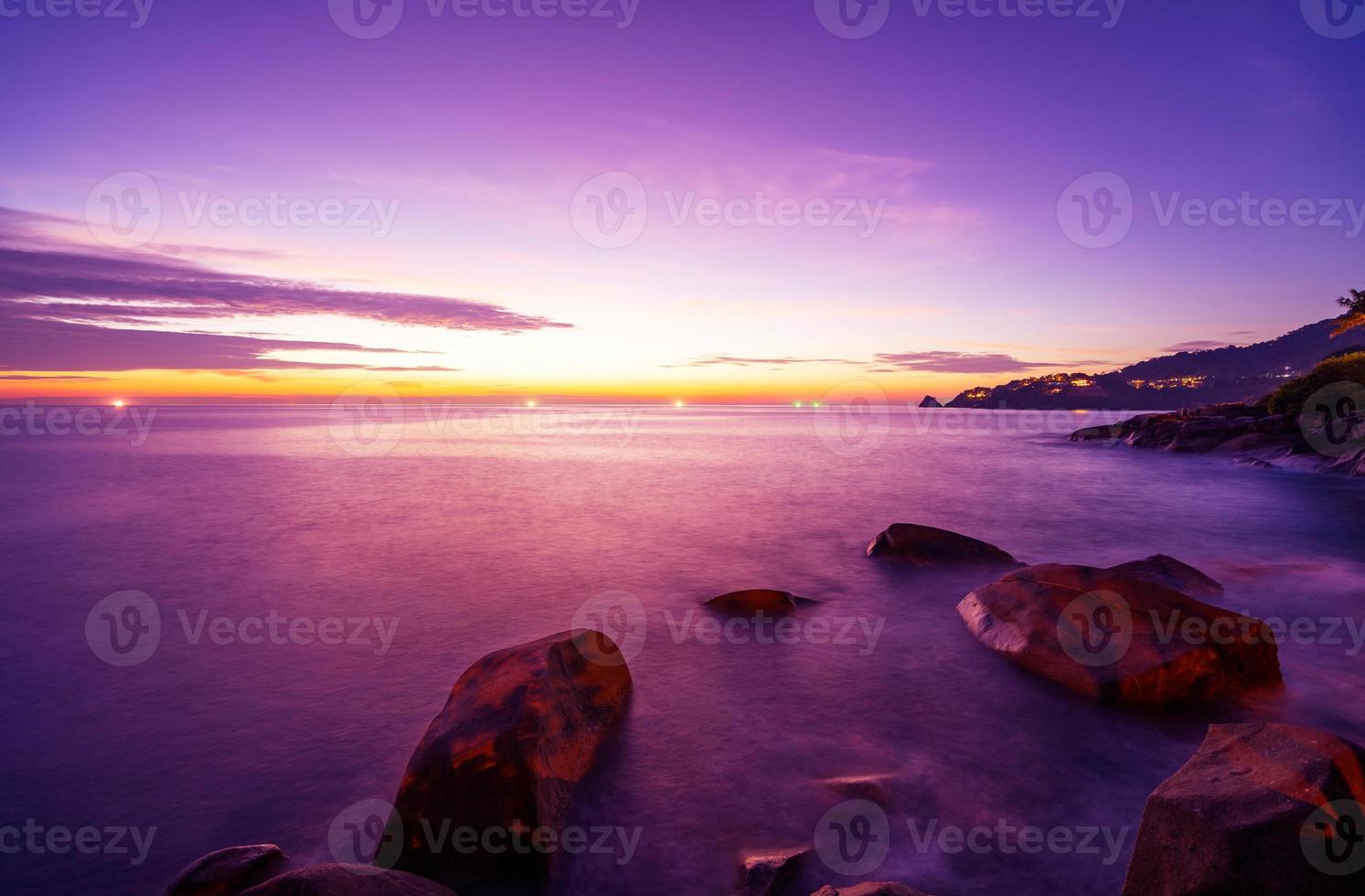 paesaggio lungo esposizione di maestoso nuvole nel il cielo tramonto o Alba al di sopra di mare con riflessione nel il tropicale mare.bellissimo Cloudscape scenario.incredibile leggero di natura paesaggio natura sfondo foto