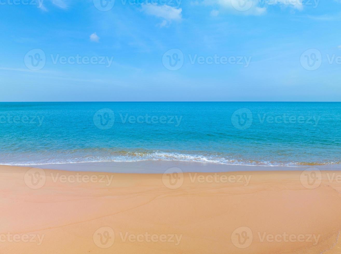 bellissimo sabbioso spiaggia e mare con chiaro blu cielo sfondo, sorprendente spiaggia blu cielo sabbia sole luce del giorno rilassamento paesaggio Visualizza nel Phuket isola Tailandia, estate e viaggio sfondo foto