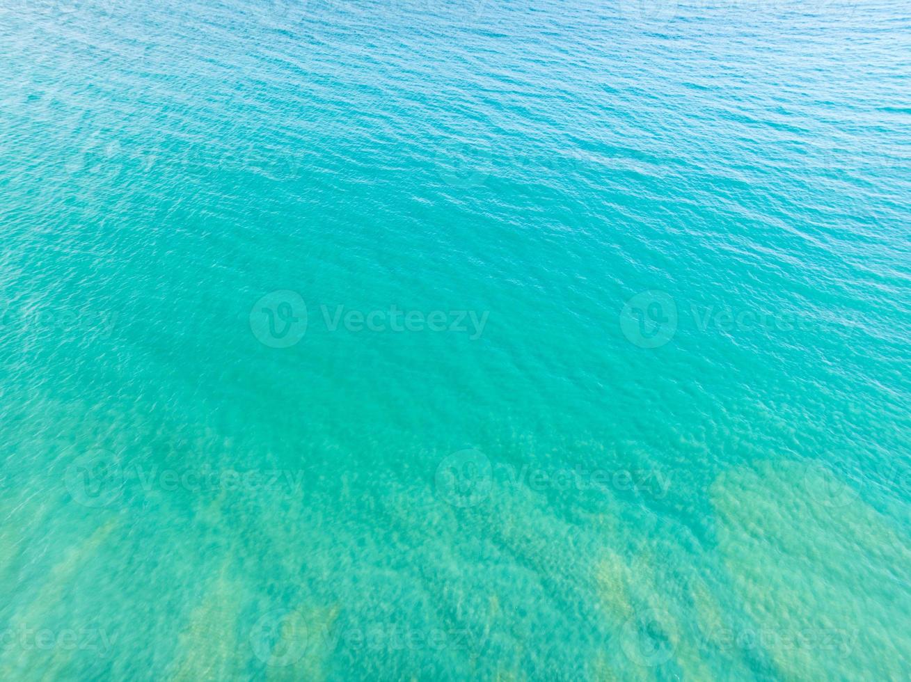 mare superficie aereo vista, uccello occhio Visualizza foto di onde e acqua superficie trama, verde mare sfondo, bellissimo natura sorprendente Visualizza mare oceano sfondo