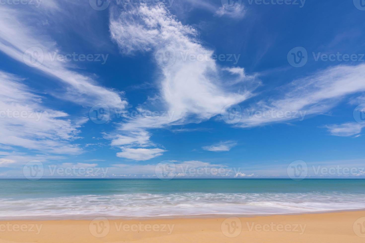 bellissimo spiaggia mare nel estate stagione, sorprendente mare oceano cielo sfondo foto