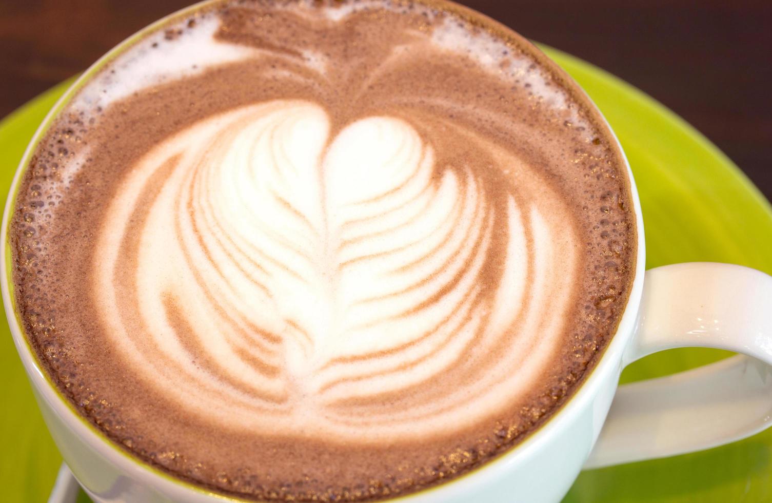 vicino su caffè tazza su tavolo foto