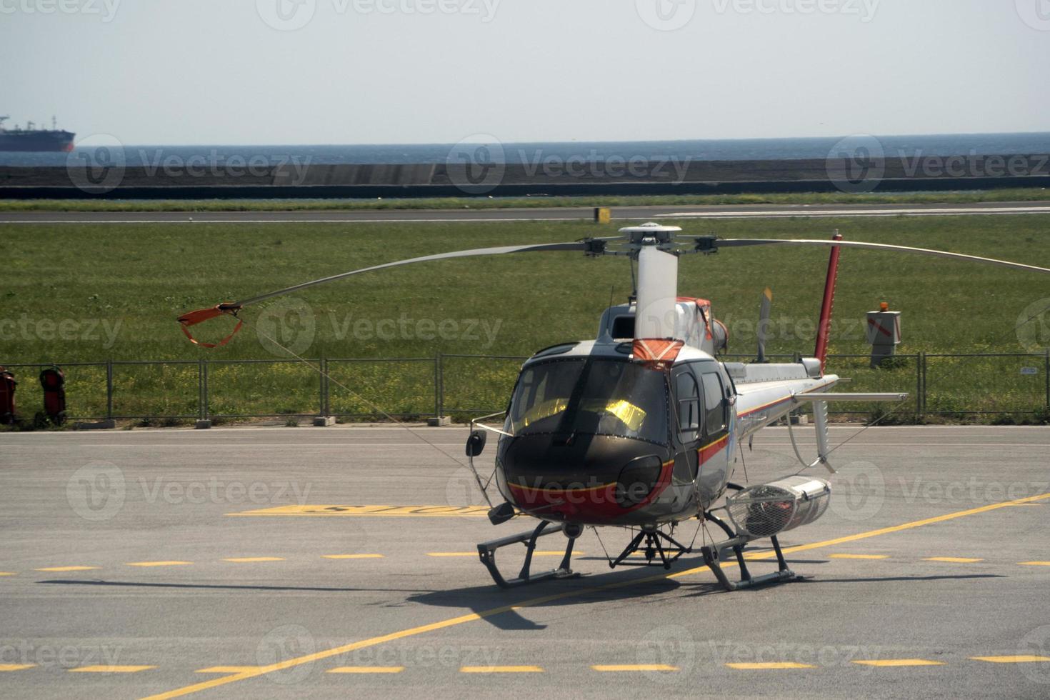 elicottero a terra a il aeroporto foto