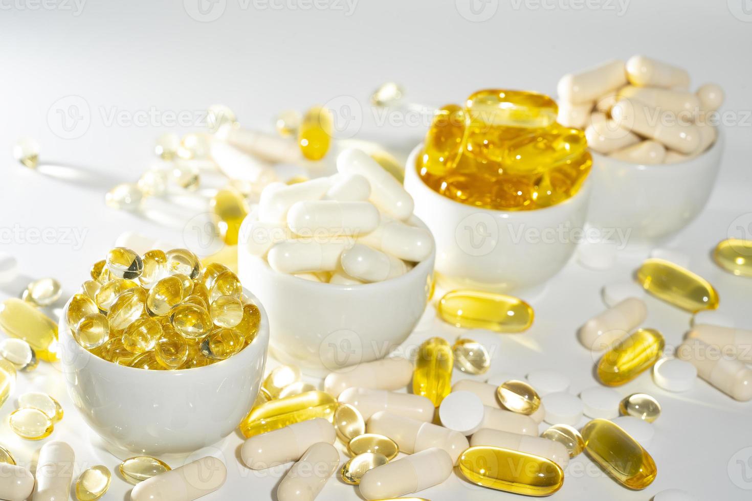 vitamina d, omega 3, omega 6, cibo supplemento olio pieno pesce olio, vitamina un, vitamina e, semi di lino olio. foto