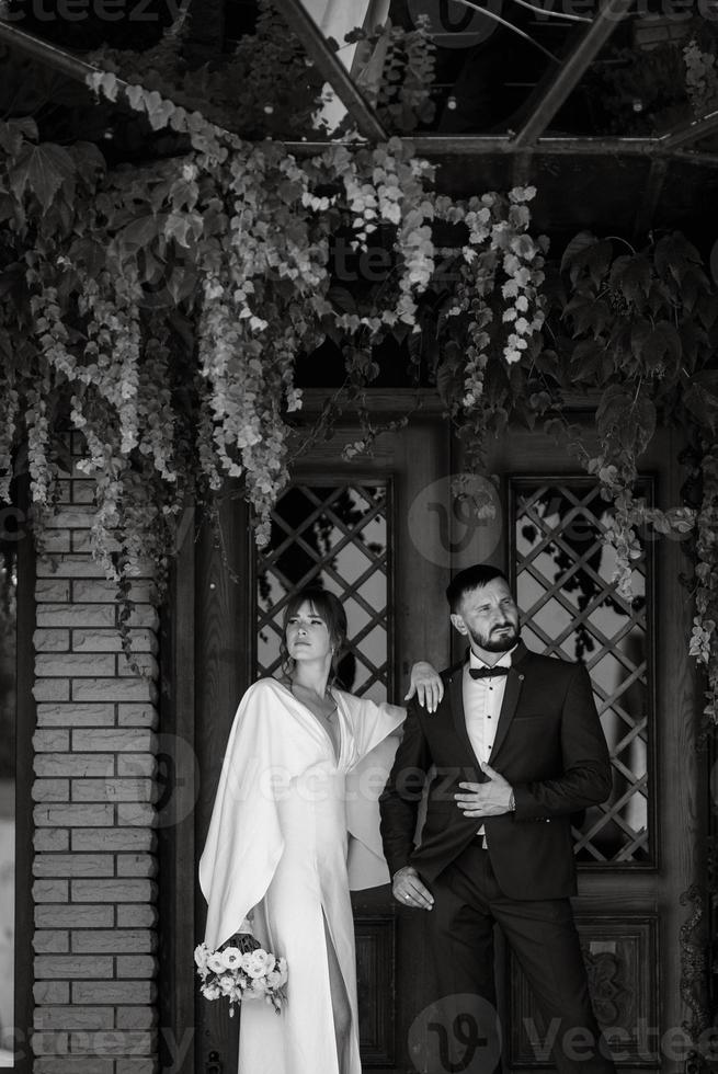 sposa nel un' bianca vestito con un' mazzo e il sposo nel un' blu completo da uomo foto