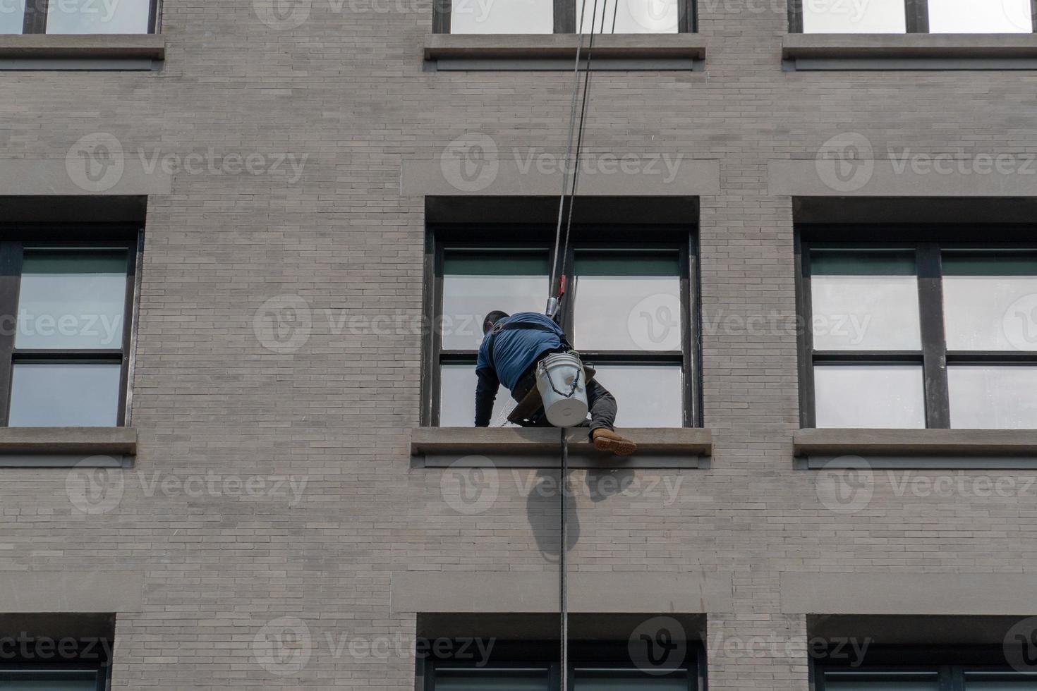 finestra addetti alle pulizie arrampicata grattacielo nel nuovo York foto