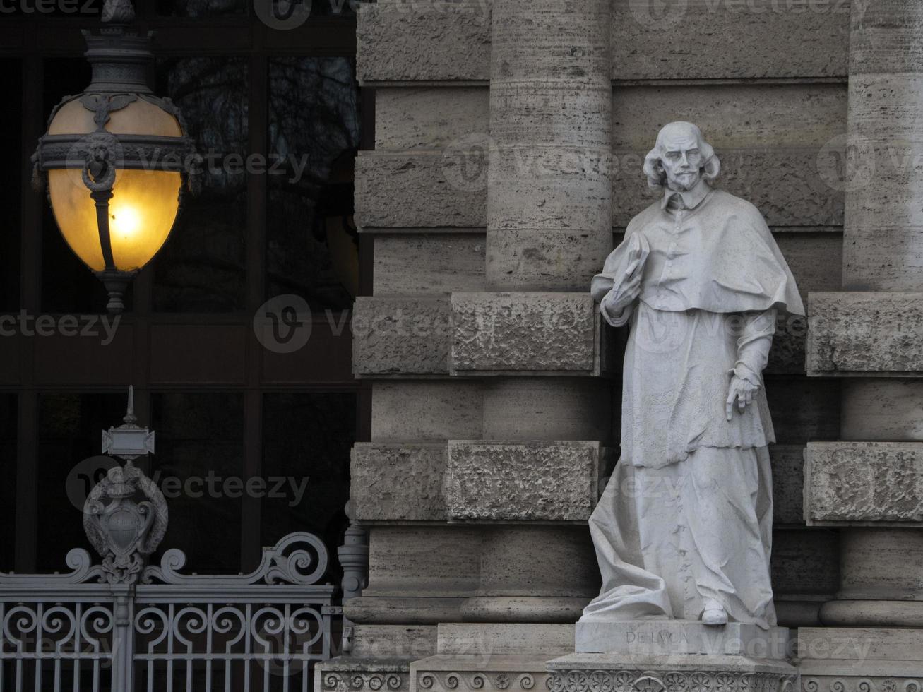 de luca statua cassazione edificio foto