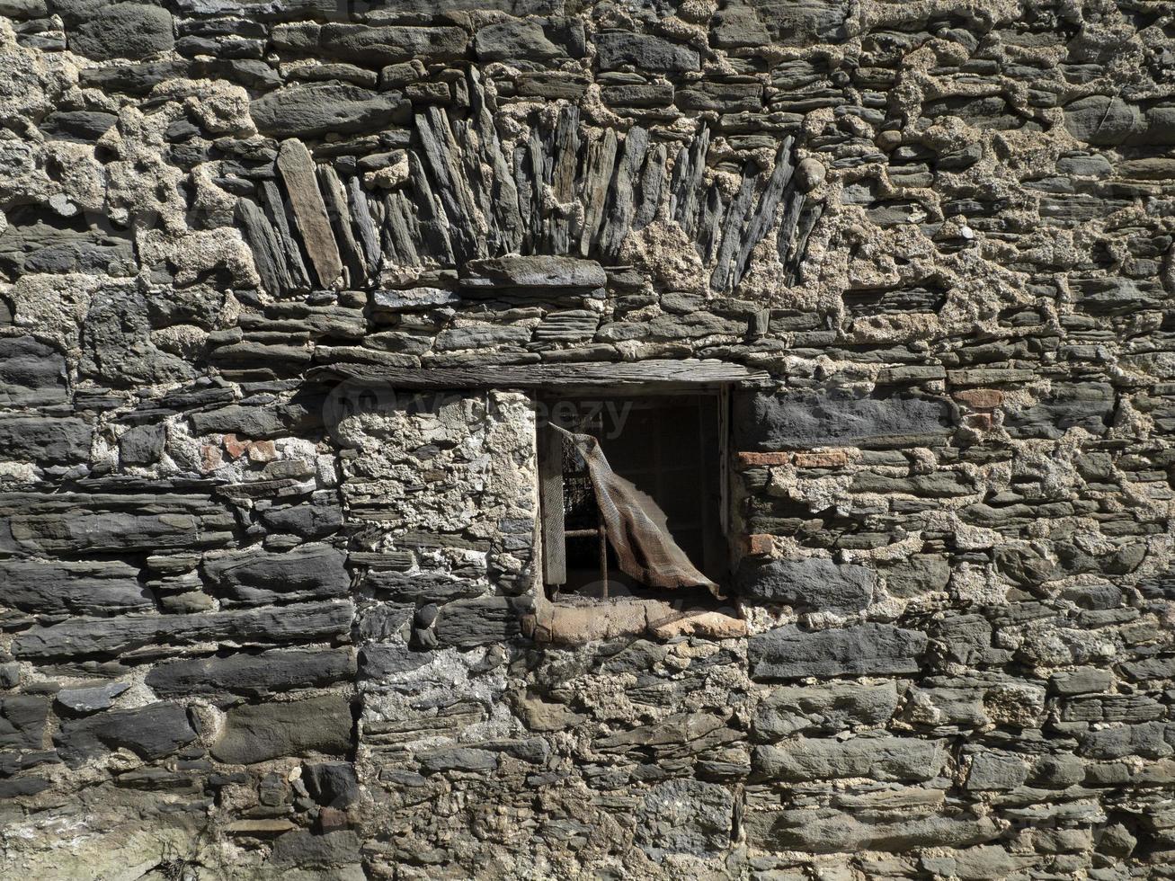 vecchio finestra su medievale italiano Casa foto