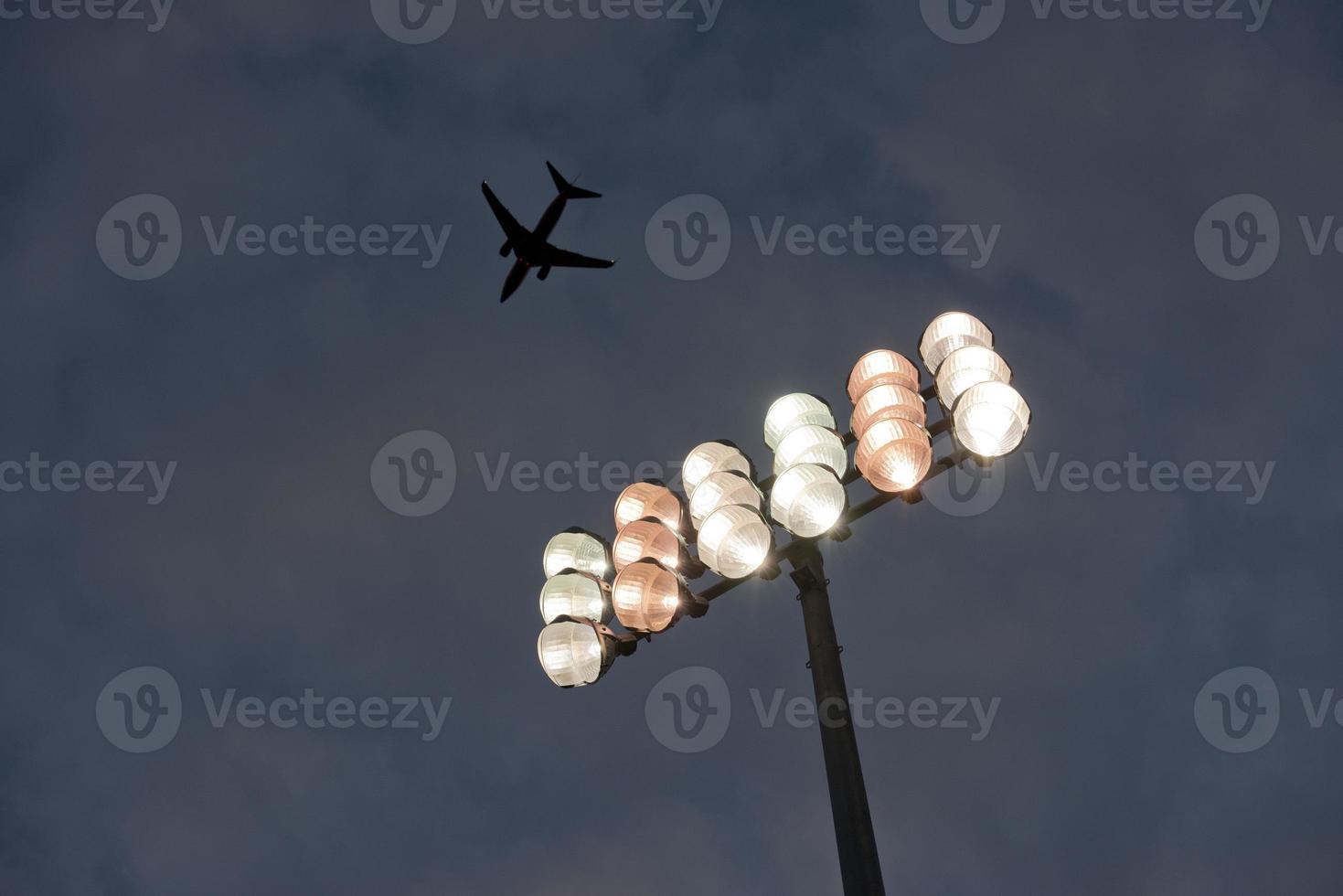 luci dello stadio di notte foto