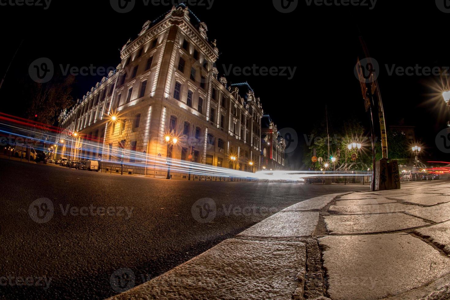 auto leggero brani a Parigi a notte foto