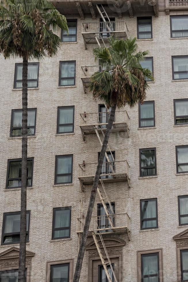 arrugginito fuoco scala nel la edificio foto