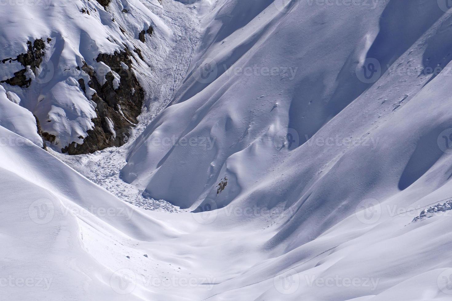 valanga neve diapositiva nel dolomiti montagne foto