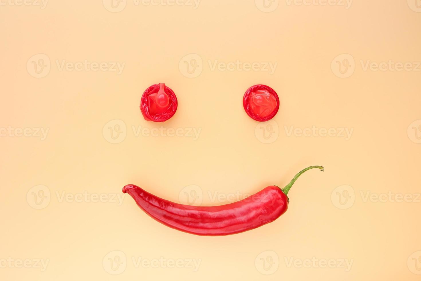 rosso caldo Pepe con preservativo su un' beige sfondo. foto