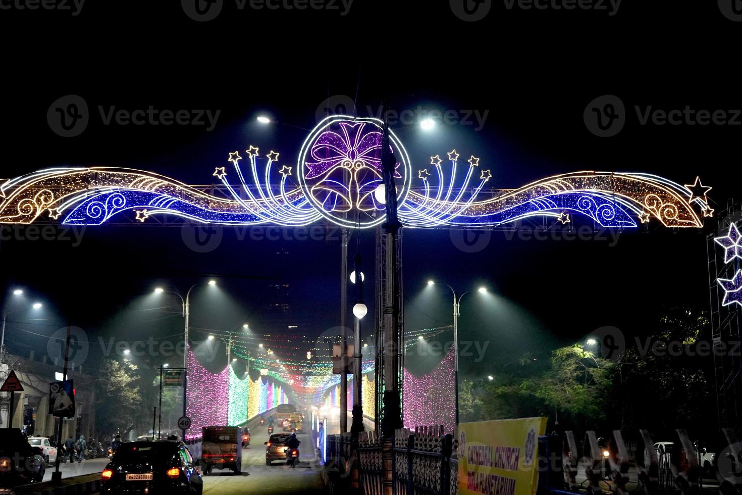 Kolkata strada decorato con colorato luci per Natale celebrazione 7 foto