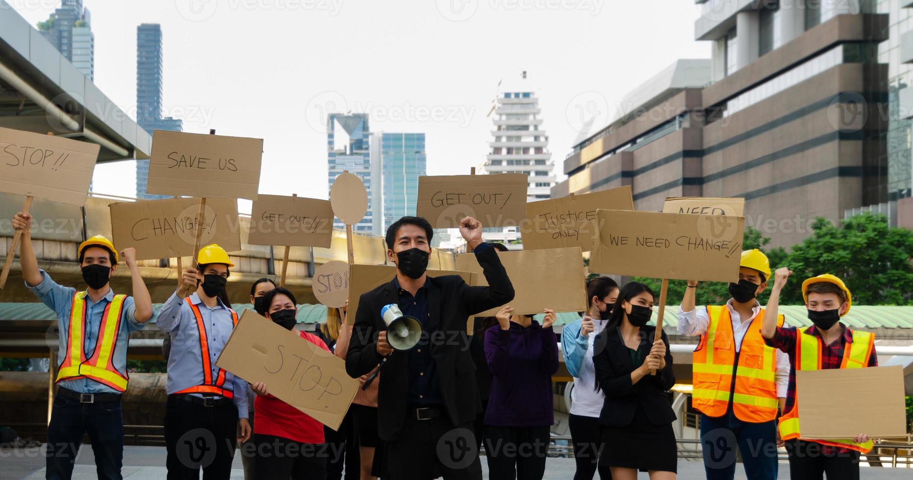 gruppo di giovane persone indossare viso maschera e attivisti protestare nel il città foto