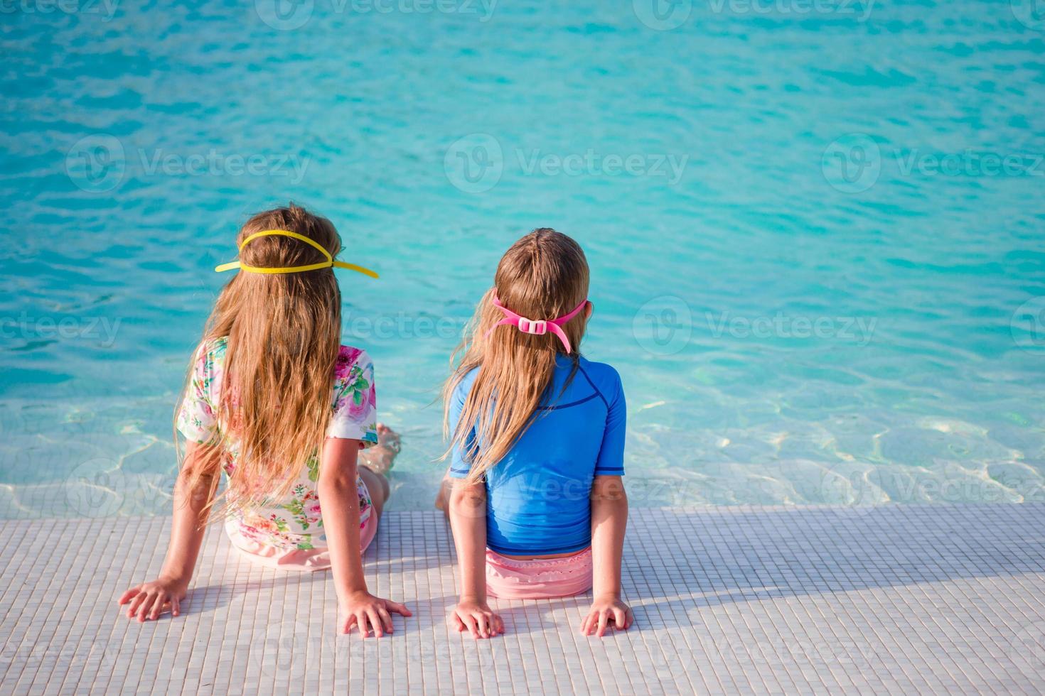 adorabile poco ragazze nel all'aperto nuoto piscina foto