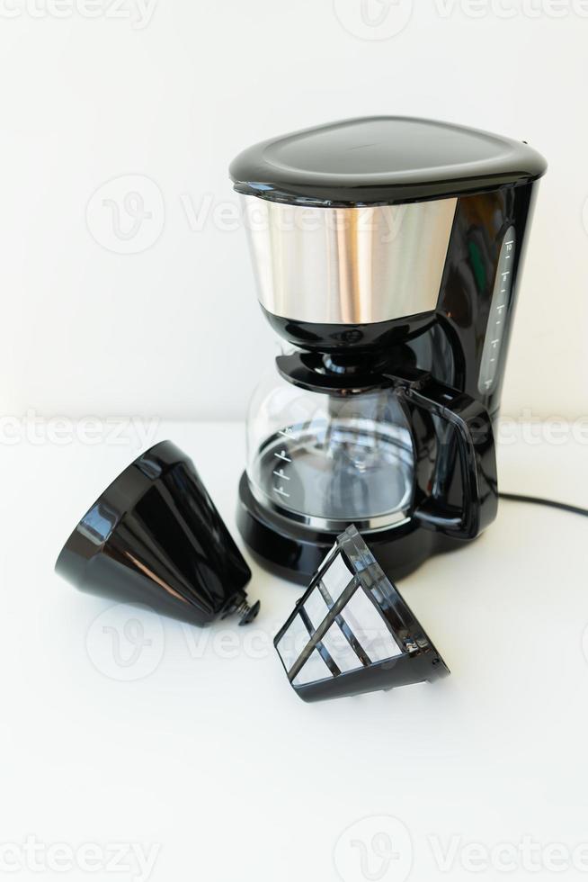 automatico gocciolare caffè creatore isolato su bianca tavolo. nero moderno gocciolare caffè pentola. elettrico cucina piccolo domestico elettrodomestici. elettrodomestici. foto