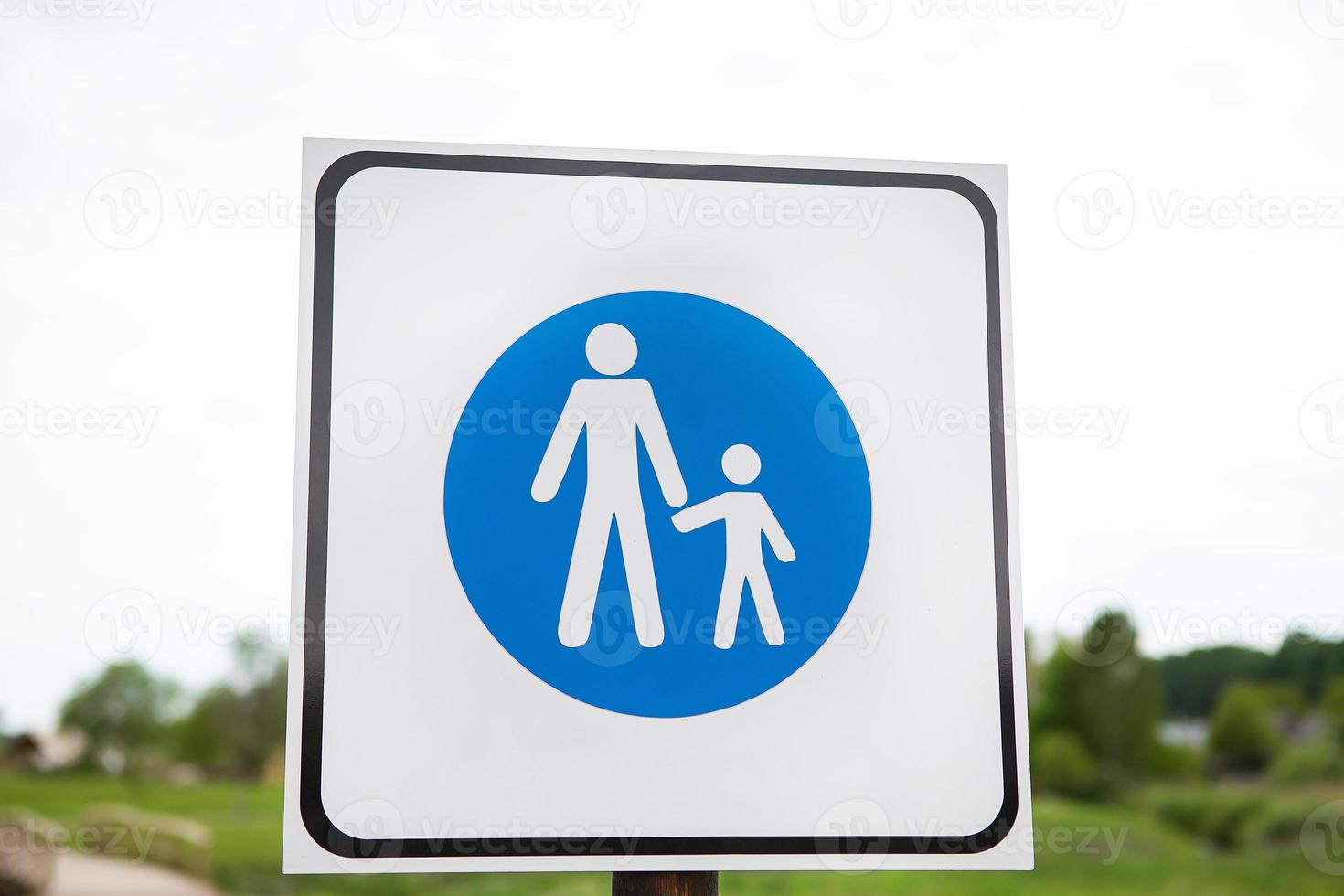 strada blu cartello adulti e bambini. sicurezza e attenzione concetto. sicurezza regolamenti. foto