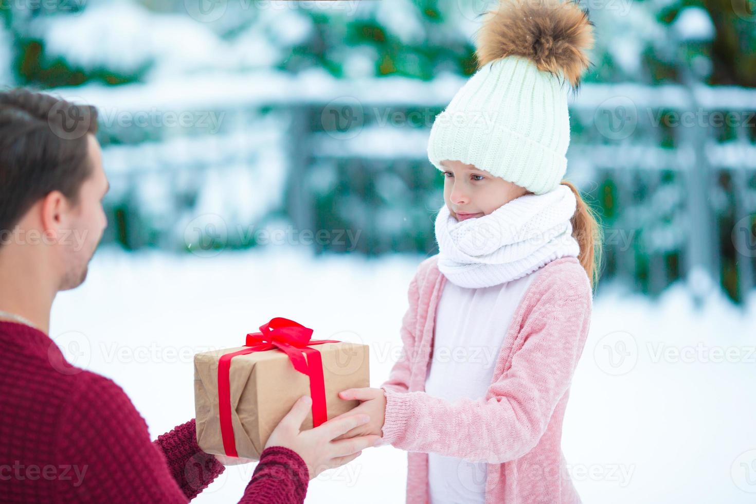 papà dà Natale regalo per il suo poco figlia foto