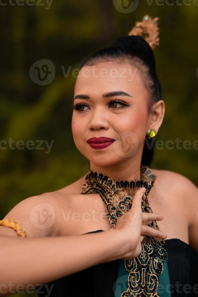 bellissimo viso di un' giavanese donna nel un' tradizionale danza costume prima il danza prestazione inizia foto