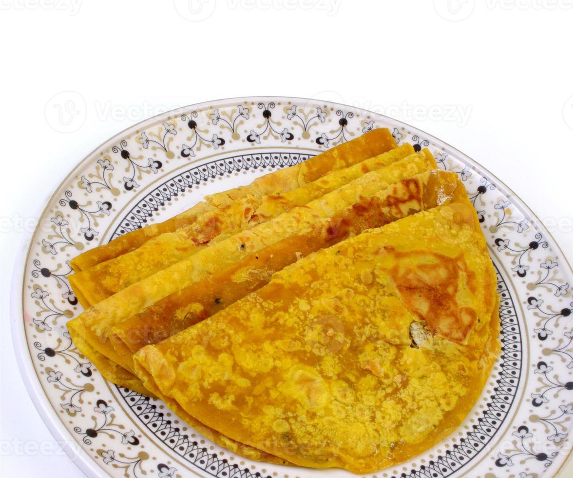 croccante fafda servito con decorativo piatto un indiano merenda maggior parte popolare nel Gujarat, con selettivo messa a fuoco. foto