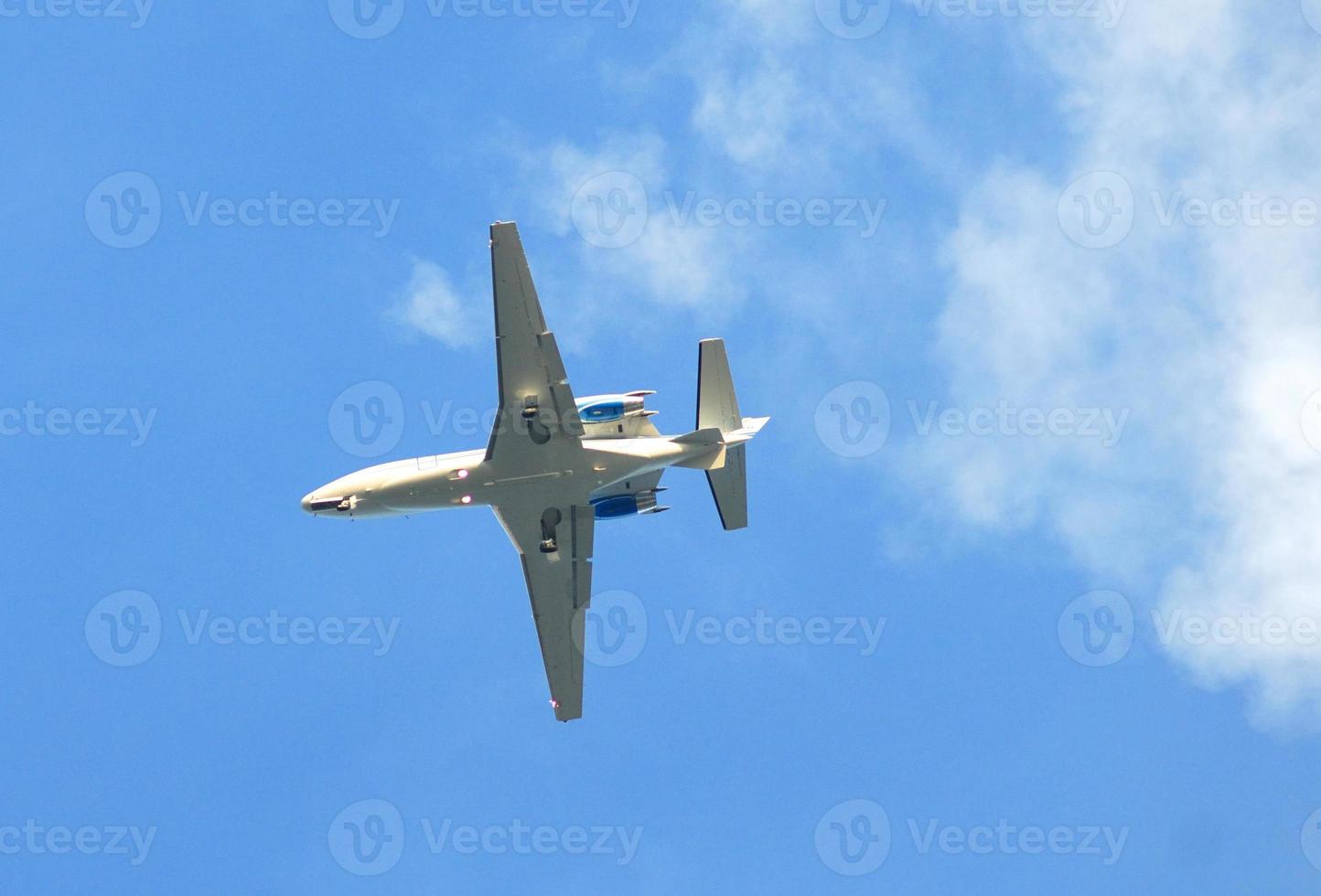 un' gemello motore attività commerciale Jet con suo atterraggio Ingranaggio giù e atterraggio luci su contro un' cielo con leggero nuvole. foto
