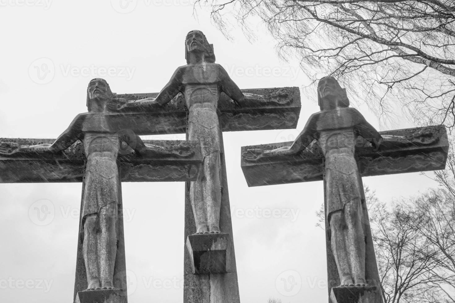 in scala di grigi tiro di tre croci nel il cimitero foto