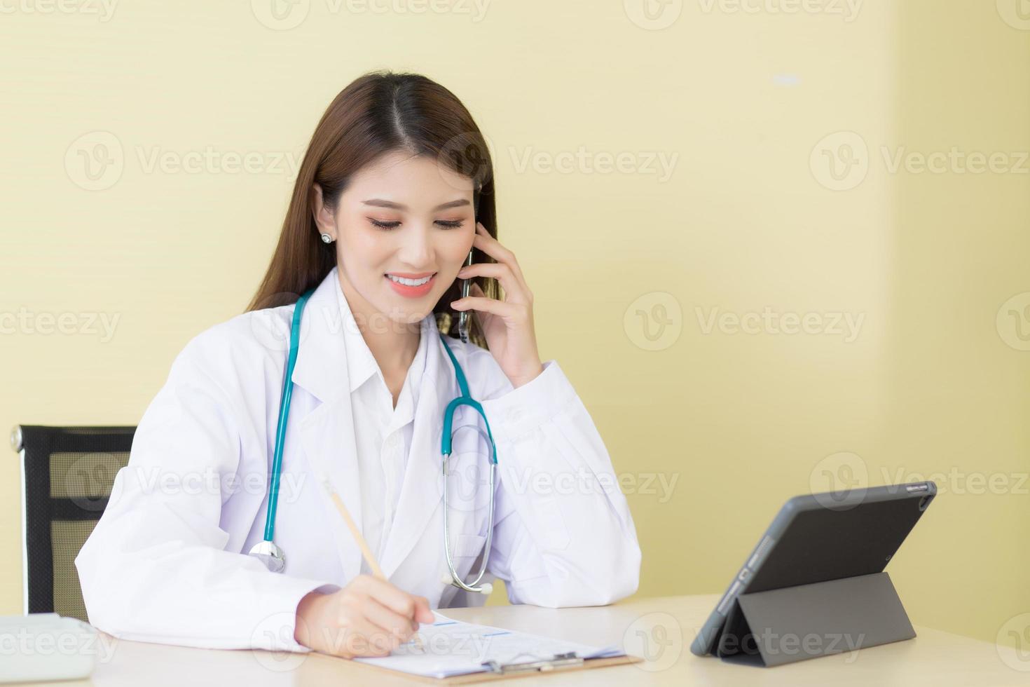 femmina medico fornisce telefono consultazione foto