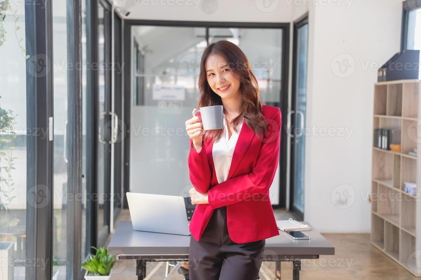 marketing, finanziario, contabilità, pianificazione, attività commerciale donne analizzare azienda risultati e profitti con grafico statistiche. uso un' il computer portatile computer e un' calcolatrice per calcolare il azienda è equilibrio. foto